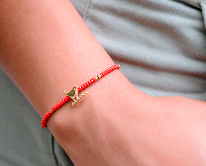 Pulsera hilo mostacilla roja pajarito x und